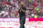 16.05.2026, Fussball Bundesliga 2025/2026, 34.Spieltag, FC Bayern München - 1.FC Köln, in der Allianz-Arena München, Nach dem Spiel die Siegerehrung für den Deutschen Meister Bayern München, Trainer Vincent Kompany (FC Bayern München) läuft zufrieden über den Platz.