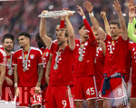 16.05.2026, Fussball Bundesliga 2025/2026, 34.Spieltag, FC Bayern München - 1.FC Köln, in der Allianz-Arena München, Nach dem Spiel die Siegerehrung für den Deutschen Meister Bayern München, Harry Kane (FC Bayern München) mit der Meisterschale, gefeiert von Luis Diaz (FC Bayern München), Jonathan Tah (FC Bayern München), Aleksandar Pavlovic (Bayern München) , Leon Goretzka (FC Bayern München) 