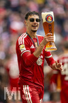 16.05.2026, Fussball Bundesliga 2025/2026, 34.Spieltag, FC Bayern München - 1.FC Köln, in der Allianz-Arena München, Nach dem Spiel die Siegerehrung für den Deutschen Meister Bayern München, Aleksandar Pavlovic (Bayern München) mit noch vollem Weissbierglas.