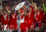 16.05.2026, Fussball Bundesliga 2025/2026, 34.Spieltag, FC Bayern München - 1.FC Köln, in der Allianz-Arena München, Nach dem Spiel die Siegerehrung für den Deutschen Meister Bayern München, Luis Diaz (FC Bayern München) mit der Meisterschale, gefeiert von Tom Bischof (Bayern München), Dayot Upamecano (FC Bayern München), Aleksandar Pavlovic (Bayern München) , Leon Goretzka (FC Bayern München), 