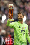 16.05.2026, Fussball Bundesliga 2025/2026, 34.Spieltag, FC Bayern München - 1.FC Köln, in der Allianz-Arena München, Nach dem Spiel die Siegerehrung für den Deutschen Meister Bayern München, Torwart Sven Ulreich (FC Bayern München) mit noch vollem Weissbierglas.