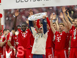 16.05.2026, Fussball Bundesliga 2025/2026, 34.Spieltag, FC Bayern München - 1.FC Köln, in der Allianz-Arena München, Nach dem Spiel die Siegerehrung für den Deutschen Meister Bayern München, Co-Trainer Aaron Danks (Bayern München) mit der Meisterschale, gefeiert von Dayot Upamecano (FC Bayern München), Aleksandar Pavlovic (Bayern München) , Joshua Kimmich (FC Bayern München), Harry Kane (FC Bayern München) 