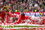 16.05.2026, Fussball Bundesliga 2025/2026, 34.Spieltag, FC Bayern München - 1.FC Köln, in der Allianz-Arena München, Nach dem Spiel die Siegerehrung für den Deutschen Meister Bayern München, Maskottchen Berni und die Kinder auf dem Platz vergnügen sich mit den rotweissen Luftschlangen der Siegerehrung 