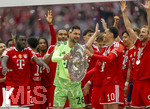 16.05.2026, Fussball Bundesliga 2025/2026, 34.Spieltag, FC Bayern München - 1.FC Köln, in der Allianz-Arena München, Nach dem Spiel die Siegerehrung für den Deutschen Meister Bayern München, Torwart Sven Ulreich (FC Bayern München) und Jamal Musiala (Bayern München) mit der Meisterschale, gefeiert von Dayot Upamecano (FC Bayern München), Michael Olise (FC Bayern München), Hiroki Ito (FC Bayern München), Harry Kane (FC Bayern München) 
