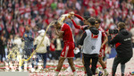 16.05.2026, Fussball Bundesliga 2025/2026, 34.Spieltag, FC Bayern München - 1.FC Köln, in der Allianz-Arena München, Nach dem Spiel die Siegerehrung für den Deutschen Meister Bayern München, v.re: Aleksandar Pavlovic (Bayern München) schüttet Jonathan Tah (FC Bayern München) das Bier über den Kopf. 
