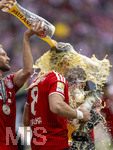 16.05.2026, Fussball Bundesliga 2025/2026, 34.Spieltag, FC Bayern München - 1.FC Köln, in der Allianz-Arena München, Nach dem Spiel die Siegerehrung für den Deutschen Meister Bayern München, v.li: Konrad Laimer (FC Bayern München) schüttet Leon Goretzka (FC Bayern München) das Bier über den Kopf, auch der Kakadu in den Händen von Goretzka bekommt was ab davon. 