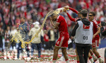 16.05.2026, Fussball Bundesliga 2025/2026, 34.Spieltag, FC Bayern München - 1.FC Köln, in der Allianz-Arena München, Nach dem Spiel die Siegerehrung für den Deutschen Meister Bayern München, v.re: Aleksandar Pavlovic (Bayern München) schüttet Jonathan Tah (FC Bayern München) das Bier über den Kopf. 