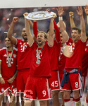 16.05.2026, Fussball Bundesliga 2025/2026, 34.Spieltag, FC Bayern München - 1.FC Köln, in der Allianz-Arena München, Nach dem Spiel die Siegerehrung für den Deutschen Meister Bayern München, Harry Kane (FC Bayern München) mit der Meisterschale, gefeiert von Luis Diaz (FC Bayern München), Jonathan Tah (FC Bayern München), Aleksandar Pavlovic (Bayern München) , Leon Goretzka (FC Bayern München) 