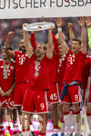 16.05.2026, Fussball Bundesliga 2025/2026, 34.Spieltag, FC Bayern München - 1.FC Köln, in der Allianz-Arena München, Nach dem Spiel die Siegerehrung für den Deutschen Meister Bayern München, Harry Kane (FC Bayern München) mit der Meisterschale, gefeiert von Luis Diaz (FC Bayern München), Jonathan Tah (FC Bayern München), Aleksandar Pavlovic (Bayern München) , Leon Goretzka (FC Bayern München) 