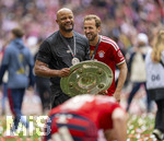 16.05.2026, Fussball Bundesliga 2025/2026, 34.Spieltag, FC Bayern München - 1.FC Köln, in der Allianz-Arena München, Nach dem Spiel die Siegerehrung für den Deutschen Meister Bayern München, Trainer Vincent Kompany (FC Bayern München) und Harry Kane (FC Bayern München) glücklich mit der Schale.