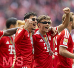 16.05.2026, Fussball Bundesliga 2025/2026, 34.Spieltag, FC Bayern München - 1.FC Köln, in der Allianz-Arena München, Nach dem Spiel die Siegerehrung für den Deutschen Meister Bayern München, v.li: Sonnenbrillen-Jungs Aleksandar Pavlovic (Bayern München) , Tom Bischof (Bayern München).