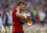 16.05.2026, Fussball Bundesliga 2025/2026, 34.Spieltag, FC Bayern München - 1.FC Köln, in der Allianz-Arena München, Nach dem Spiel die Siegerehrung für den Deutschen Meister Bayern München, Leon Goretzka (FC Bayern München) lässt seinen Lieblingsvogel, der weisse Kakadu aus Porzellan, das Kult-Maskottchen der Bayern auch mal aus seinem Weissbierglas trinken. Es ist ja schliesslich auch das Kakadu-Glas mit dem Vogel aufgedruckt.