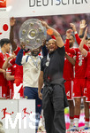 16.05.2026, Fussball Bundesliga 2025/2026, 34.Spieltag, FC Bayern München - 1.FC Köln, in der Allianz-Arena München, Nach dem Spiel die Siegerehrung für den Deutschen Meister Bayern München, Co-Trainer Floribert Ngalula (FC Bayern München, N´Galula) und Trainer Vincent Kompany (FC Bayern München) mit der Meisterschale, 