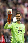 16.05.2026, Fussball Bundesliga 2025/2026, 34.Spieltag, FC Bayern München - 1.FC Köln, in der Allianz-Arena München, Nach dem Spiel die Siegerehrung für den Deutschen Meister Bayern München, Torwart Sven Ulreich (FC Bayern München) mit noch vollem Weissbierglas.