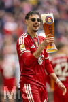 16.05.2026, Fussball Bundesliga 2025/2026, 34.Spieltag, FC Bayern München - 1.FC Köln, in der Allianz-Arena München, Nach dem Spiel die Siegerehrung für den Deutschen Meister Bayern München, Aleksandar Pavlovic (Bayern München) mit noch vollem Weissbierglas.