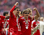 16.05.2026, Fussball Bundesliga 2025/2026, 34.Spieltag, FC Bayern München - 1.FC Köln, in der Allianz-Arena München, Nach dem Spiel die Siegerehrung für den Deutschen Meister Bayern München, v.li: Sonnenbrillen-Jungs Aleksandar Pavlovic (Bayern München) , Tom Bischof (Bayern München).