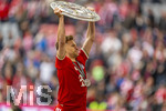 16.05.2026, Fussball Bundesliga 2025/2026, 34.Spieltag, FC Bayern München - 1.FC Köln, in der Allianz-Arena München, Nach dem Spiel die Siegerehrung für den Deutschen Meister Bayern München, Joshua Kimmich (FC Bayern München) präsentiert die Meisterschale.