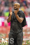 16.05.2026, Fussball Bundesliga 2025/2026, 34.Spieltag, FC Bayern München - 1.FC Köln, in der Allianz-Arena München, Nach dem Spiel die Siegerehrung für den Deutschen Meister Bayern München, Wie ein begossener Pudel, Trainer Vincent Kompany (FC Bayern München) nach einer Bierdusche trotzdem Glücklich auf dem Platz.
