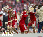 16.05.2026, Fussball Bundesliga 2025/2026, 34.Spieltag, FC Bayern München - 1.FC Köln, in der Allianz-Arena München, Nach dem Spiel die Siegerehrung für den Deutschen Meister Bayern München, v.re: Co-Trainer Floribert Ngalula (FC Bayern München, N´Galula) schüttet Lennart Karl (FC Bayern München) das Bier über den Kopf. 