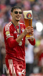 16.05.2026, Fussball Bundesliga 2025/2026, 34.Spieltag, FC Bayern München - 1.FC Köln, in der Allianz-Arena München, Nach dem Spiel die Siegerehrung für den Deutschen Meister Bayern München, Aleksandar Pavlovic (Bayern München) mit noch vollem Weissbierglas.