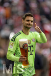 16.05.2026, Fussball Bundesliga 2025/2026, 34.Spieltag, FC Bayern München - 1.FC Köln, in der Allianz-Arena München, Nach dem Spiel die Siegerehrung für den Deutschen Meister Bayern München, Torwart Sven Ulreich (FC Bayern München) mit noch vollem Weissbierglas.
