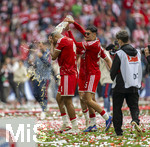 16.05.2026, Fussball Bundesliga 2025/2026, 34.Spieltag, FC Bayern München - 1.FC Köln, in der Allianz-Arena München, Nach dem Spiel die Siegerehrung für den Deutschen Meister Bayern München, v.re: Aleksandar Pavlovic (Bayern München) schüttet Jonathan Tah (FC Bayern München) das Bier über den Kopf. 