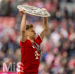 16.05.2026, Fussball Bundesliga 2025/2026, 34.Spieltag, FC Bayern München - 1.FC Köln, in der Allianz-Arena München, Nach dem Spiel die Siegerehrung für den Deutschen Meister Bayern München, Joshua Kimmich (FC Bayern München) präsentiert die Meisterschale.