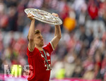 16.05.2026, Fussball Bundesliga 2025/2026, 34.Spieltag, FC Bayern München - 1.FC Köln, in der Allianz-Arena München, Nach dem Spiel die Siegerehrung für den Deutschen Meister Bayern München, Joshua Kimmich (FC Bayern München) präsentiert die Meisterschale.
