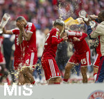16.05.2026, Fussball Bundesliga 2025/2026, 34.Spieltag, FC Bayern München - 1.FC Köln, in der Allianz-Arena München, Nach dem Spiel die Siegerehrung für den Deutschen Meister Bayern München, v.re: Co-Trainer Floribert Ngalula (FC Bayern München, N´Galula) schüttet Lennart Karl (FC Bayern München) das Bier über den Kopf. 