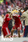 16.05.2026, Fussball Bundesliga 2025/2026, 34.Spieltag, FC Bayern München - 1.FC Köln, in der Allianz-Arena München, Nach dem Spiel die Siegerehrung für den Deutschen Meister Bayern München, v.re: Co-Trainer Floribert Ngalula (FC Bayern München, N´Galula) schüttet Lennart Karl (FC Bayern München) das Bier über den Kopf. 