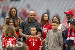 16.05.2026, Fussball Bundesliga 2025/2026, 34.Spieltag, FC Bayern München - 1.FC Köln, in der Allianz-Arena München, Nach dem Spiel die Siegerehrung für den Deutschen Meister Bayern München, Trainer Vincent Kompany (li, FC Bayern München) auf dem Platz mit seiner Familie, Ehefrau Carla (mitte), den Kindern Caleb, Kai, Sienna und Papa Pierre Kompany (re, Belgischer Politiker)  