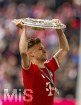 16.05.2026, Fussball Bundesliga 2025/2026, 34.Spieltag, FC Bayern München - 1.FC Köln, in der Allianz-Arena München, Nach dem Spiel die Siegerehrung für den Deutschen Meister Bayern München, Joshua Kimmich (FC Bayern München) präsentiert die Meisterschale.