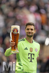 16.05.2026, Fussball Bundesliga 2025/2026, 34.Spieltag, FC Bayern München - 1.FC Köln, in der Allianz-Arena München, Nach dem Spiel die Siegerehrung für den Deutschen Meister Bayern München, Torwart Sven Ulreich (FC Bayern München) mit noch vollem Weissbierglas.