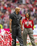 16.05.2026, Fussball Bundesliga 2025/2026, 34.Spieltag, FC Bayern München - 1.FC Köln, in der Allianz-Arena München, Nach dem Spiel die Siegerehrung für den Deutschen Meister Bayern München, Wie ein begossener Pudel, Trainer Vincent Kompany (FC Bayern München) nach einer Bierdusche trotzdem Glücklich auf dem Platz mit seiner Ehefrau Carla.