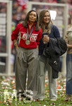 16.05.2026, Fussball Bundesliga 2025/2026, 34.Spieltag, FC Bayern München - 1.FC Köln, in der Allianz-Arena München, Nach dem Spiel die Siegerehrung für den Deutschen Meister Bayern München, li: Carla Kompany, die Ehefrau von Trainer Vincent Kompany (FC Bayern München) auf dem Platz mit Begleiterin und Meistermedaille um den Hals.