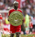 16.05.2026, Fussball Bundesliga 2025/2026, 34.Spieltag, FC Bayern München - 1.FC Köln, in der Allianz-Arena München, Nach dem Spiel die Siegerehrung für den Deutschen Meister Bayern München, Dayot Upamecano (FC Bayern München) präsentiert die Meisterschale.