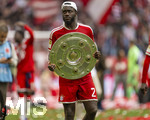 16.05.2026, Fussball Bundesliga 2025/2026, 34.Spieltag, FC Bayern München - 1.FC Köln, in der Allianz-Arena München, Nach dem Spiel die Siegerehrung für den Deutschen Meister Bayern München, Dayot Upamecano (FC Bayern München) präsentiert die Meisterschale.