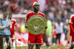 16.05.2026, Fussball Bundesliga 2025/2026, 34.Spieltag, FC Bayern München - 1.FC Köln, in der Allianz-Arena München, Nach dem Spiel die Siegerehrung für den Deutschen Meister Bayern München, Dayot Upamecano (FC Bayern München) präsentiert die Meisterschale.