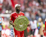 16.05.2026, Fussball Bundesliga 2025/2026, 34.Spieltag, FC Bayern München - 1.FC Köln, in der Allianz-Arena München, Nach dem Spiel die Siegerehrung für den Deutschen Meister Bayern München, Dayot Upamecano (FC Bayern München) präsentiert die Meisterschale.