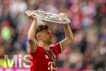 16.05.2026, Fussball Bundesliga 2025/2026, 34.Spieltag, FC Bayern München - 1.FC Köln, in der Allianz-Arena München, Nach dem Spiel die Siegerehrung für den Deutschen Meister Bayern München, Joshua Kimmich (FC Bayern München) präsentiert die Meisterschale.
