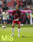 16.05.2026, Fussball Bundesliga 2025/2026, 34.Spieltag, FC Bayern München - 1.FC Köln, in der Allianz-Arena München, Leon Goretzka (FC Bayern München) beim Aufwärmen gut gelaunt 