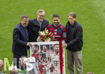 16.05.2026, Fussball Bundesliga 2025/2026, 34.Spieltag, FC Bayern München - 1.FC Köln, in der Allianz-Arena München, 2.vre: Raphael Guerreiro (FC Bayern München) wird von Sportdirektor Christoph Freund (Bayern München), Sportvorstand Max Eberl (Bayern München) und Vorstandsvorsitzender Jan-Christian Dreesen (FC Bayern München) verabschiedet. 