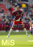 16.05.2026, Fussball Bundesliga 2025/2026, 34.Spieltag, FC Bayern München - 1.FC Köln, in der Allianz-Arena München, Leon Goretzka (FC Bayern München) beim Aufwärmen mit dem Gummiband 