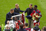 16.05.2026, Fussball Bundesliga 2025/2026, 34.Spieltag, FC Bayern München - 1.FC Köln, in der Allianz-Arena München, re: Nicolas Jackson (FC Bayern München) wird von Sportdirektor Christoph Freund (Bayern München), Sportvorstand Max Eberl (Bayern München) und Vorstandsvorsitzender Jan-Christian Dreesen (FC Bayern München) verabschiedet.