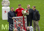 16.05.2026, Fussball Bundesliga 2025/2026, 34.Spieltag, FC Bayern München - 1.FC Köln, in der Allianz-Arena München, Leon Goretzka (FC Bayern München) wird von Sportvorstand Max Eberl (Bayern München) und Vorstandsvorsitzender Jan-Christian Dreesen (2.v.re, FC Bayern München) verabschiedet. re: Sportdirektor Christoph Freund (Bayern München) 