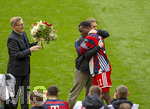 16.05.2026, Fussball Bundesliga 2025/2026, 34.Spieltag, FC Bayern München - 1.FC Köln, in der Allianz-Arena München, re: Nicolas Jackson (FC Bayern München) wird von Sportdirektor Christoph Freund (Bayern München) und Vorstandsvorsitzender Jan-Christian Dreesen (FC Bayern München) verabschiedet.