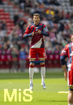 16.05.2026, Fussball Bundesliga 2025/2026, 34.Spieltag, FC Bayern München - 1.FC Köln, in der Allianz-Arena München, Leon Goretzka (FC Bayern München) beim Aufwärmen mit dem Gummiband 