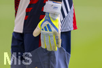 16.05.2026, Fussball Bundesliga 2025/2026, 34.Spieltag, FC Bayern München - 1.FC Köln, in der Allianz-Arena München, Handschuhe Adidas von Torwart Jonas Urbig (FC Bayern München) 