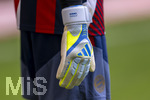 16.05.2026, Fussball Bundesliga 2025/2026, 34.Spieltag, FC Bayern München - 1.FC Köln, in der Allianz-Arena München, Handschuhe Adidas von Torwart Jonas Urbig (FC Bayern München) 