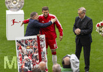 16.05.2026, Fussball Bundesliga 2025/2026, 34.Spieltag, FC Bayern München - 1.FC Köln, in der Allianz-Arena München, Leon Goretzka (FC Bayern München) wird von Sportvorstand Max Eberl (Bayern München) und Vorstandsvorsitzender Jan-Christian Dreesen (re, FC Bayern München) verabschiedet.  